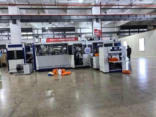 Fully automatically crease-free sheet feeding paper bag making machine